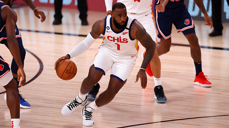 勒布朗詹姆斯在NBA赛场上运球突破，展现出卓越的场上视野和控球能力