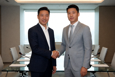 足球转会窗新闻——球员签约仪式现场，俱乐部官员与经纪人握手